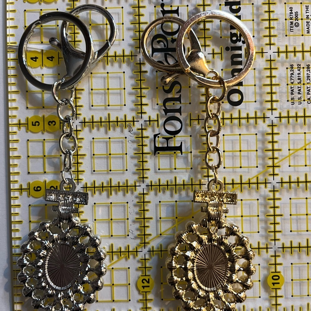 Pick (1) Elegant Pearl Keychain - Picture 3 of 3
